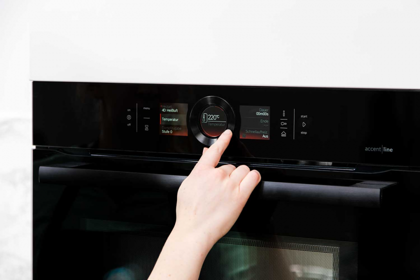 Der Ofen zum Backen der Brezel wird eingeschaltet.