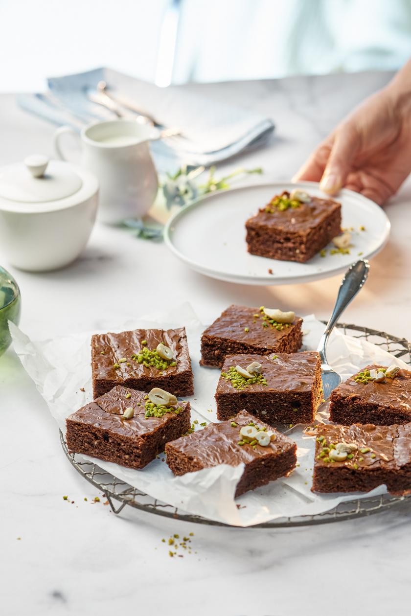 Brownies mit Cashewkernen und Pistazien auf einem Teller