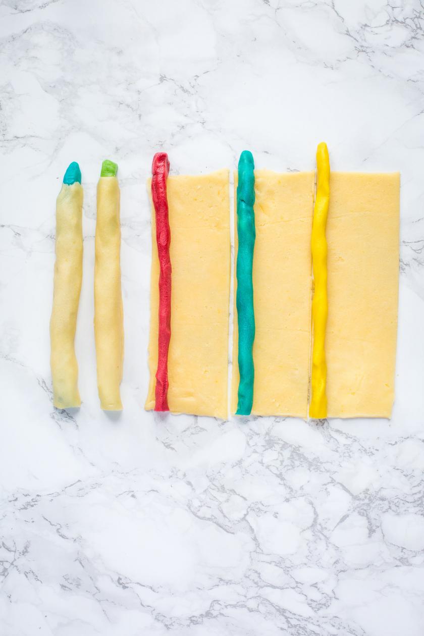 Bunte Teigmine liegt auf Hülle des Buntstiftkeks.