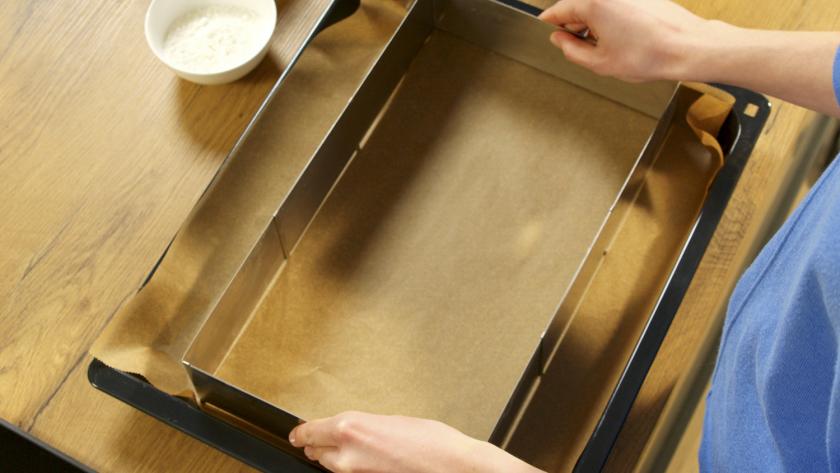 Backrahmen wird auf einem Blech eingestellt.