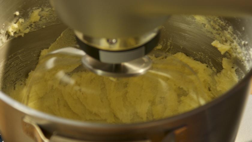Butter wird in einer Schüssel cremig gerührt.