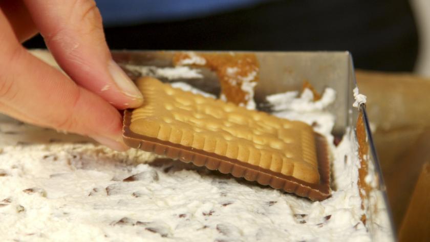 Kekse werden auf der Sahneschicht verteilt.