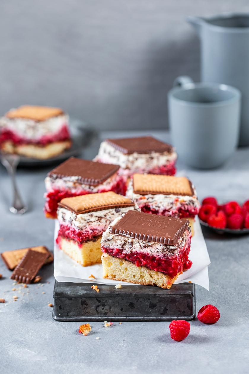 Butterkekskuchen mit Schokolade in Stücken auf einem Stück Backpapier.