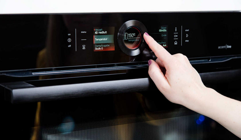 Der Backofen für den Buttermilchkuchen wird angeschaltet.