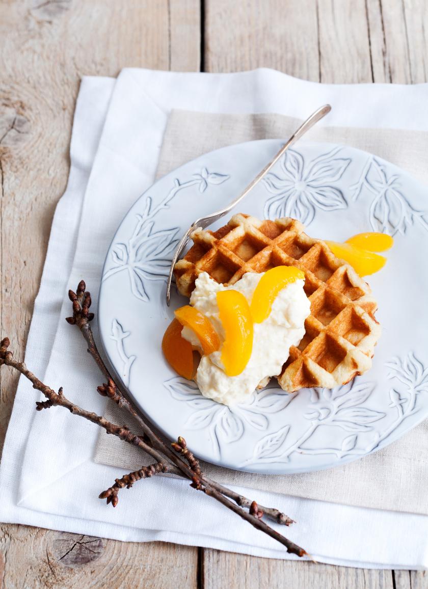 Buttermilchwaffeln mit Aprikosen-Sahne | Simply Yummy