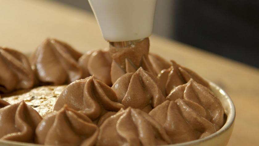 Frosting wird auf die Cake Bowls gespritzt.