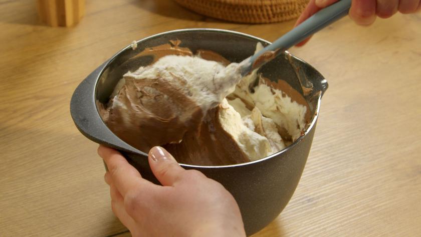 Das Frosting für die Cake Bowls wird in einer Schüssel verrührt.
