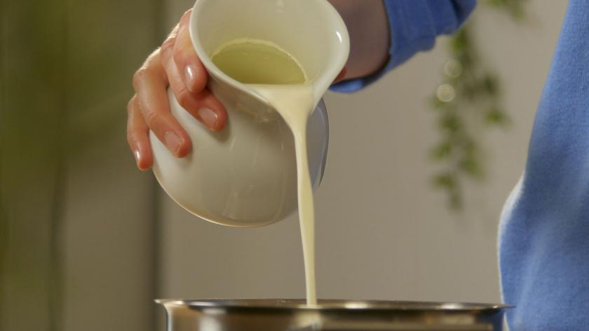 Sahne wird in einen Topf gegeben.