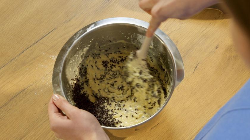 Schokostreusel werden unten den Teig für die Cake Bowls gerührt.
