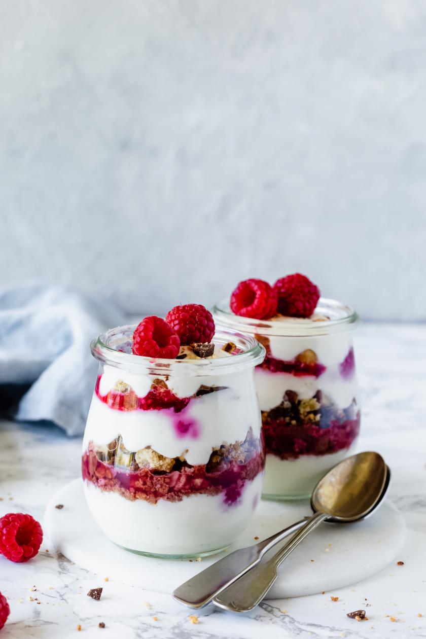 Cantuccini-Dessert mit Himbeeren im Glas | Simply Yummy