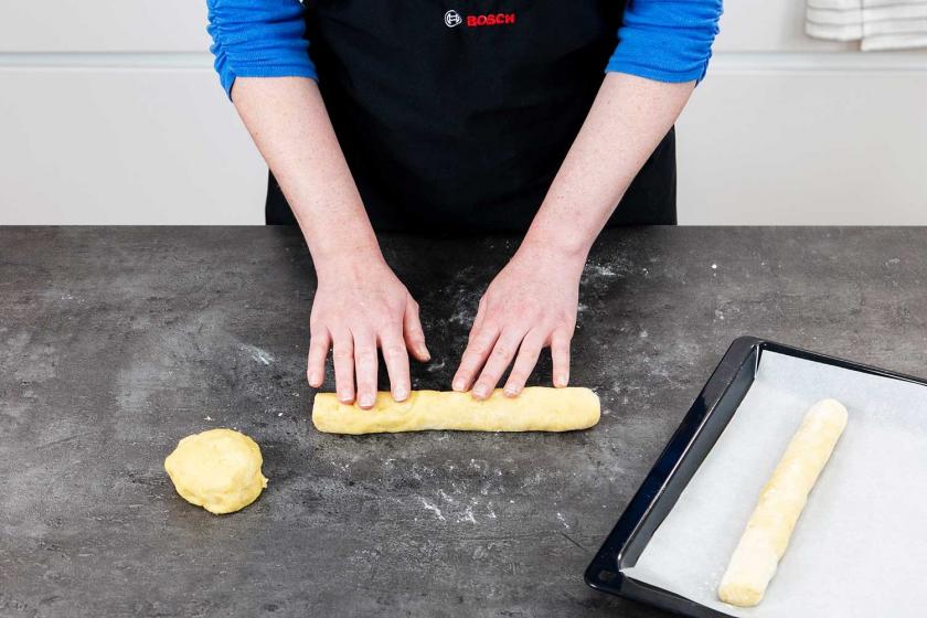 Cantuccini-Teig wird zu einer Rolle geformt.