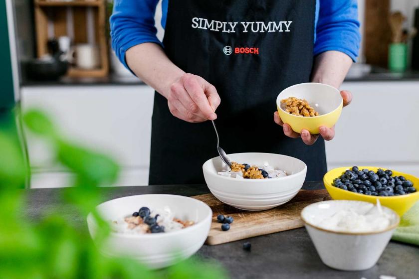Carrot Cake Porridge wird in Schalen gefüllt.
