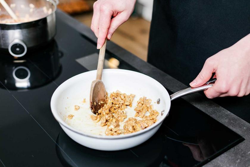 Nüsse werden in einer Pfanne karamellisiert.