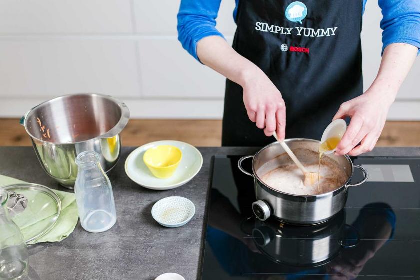 Das Carrot Cake Porridge wird in einem Topf gekocht.