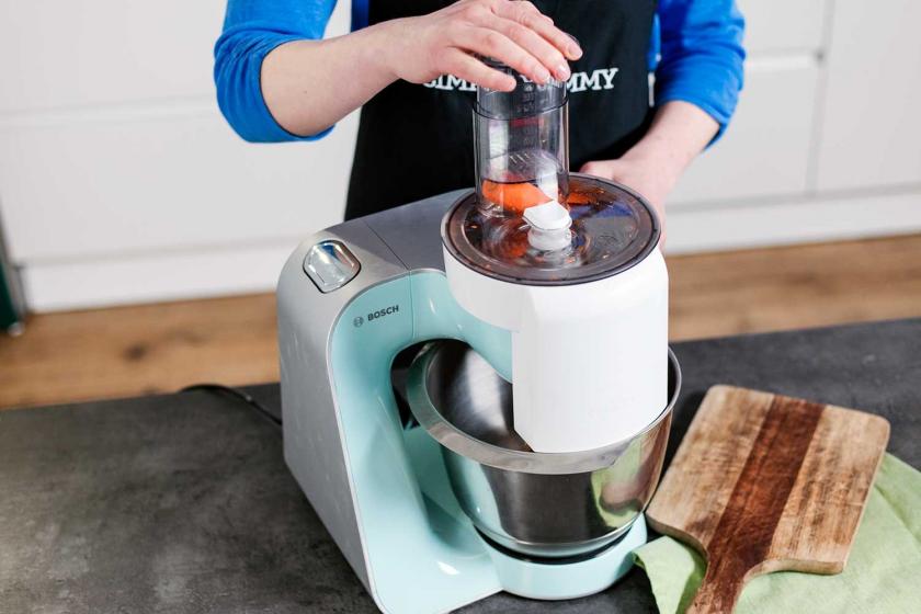 Für das Carrot Cake Porridge werden Möhren in einer Küchenmaschine geraspelt.