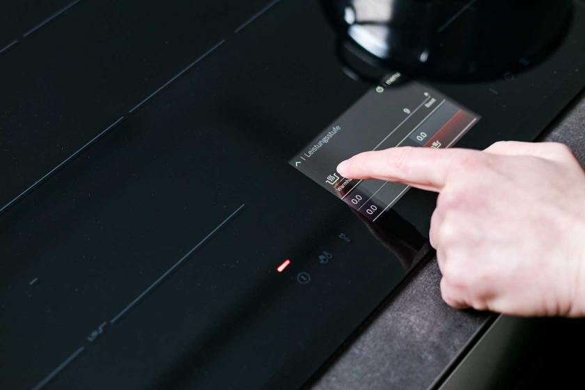 Das Herd wird auf Warmhalten gestellt.