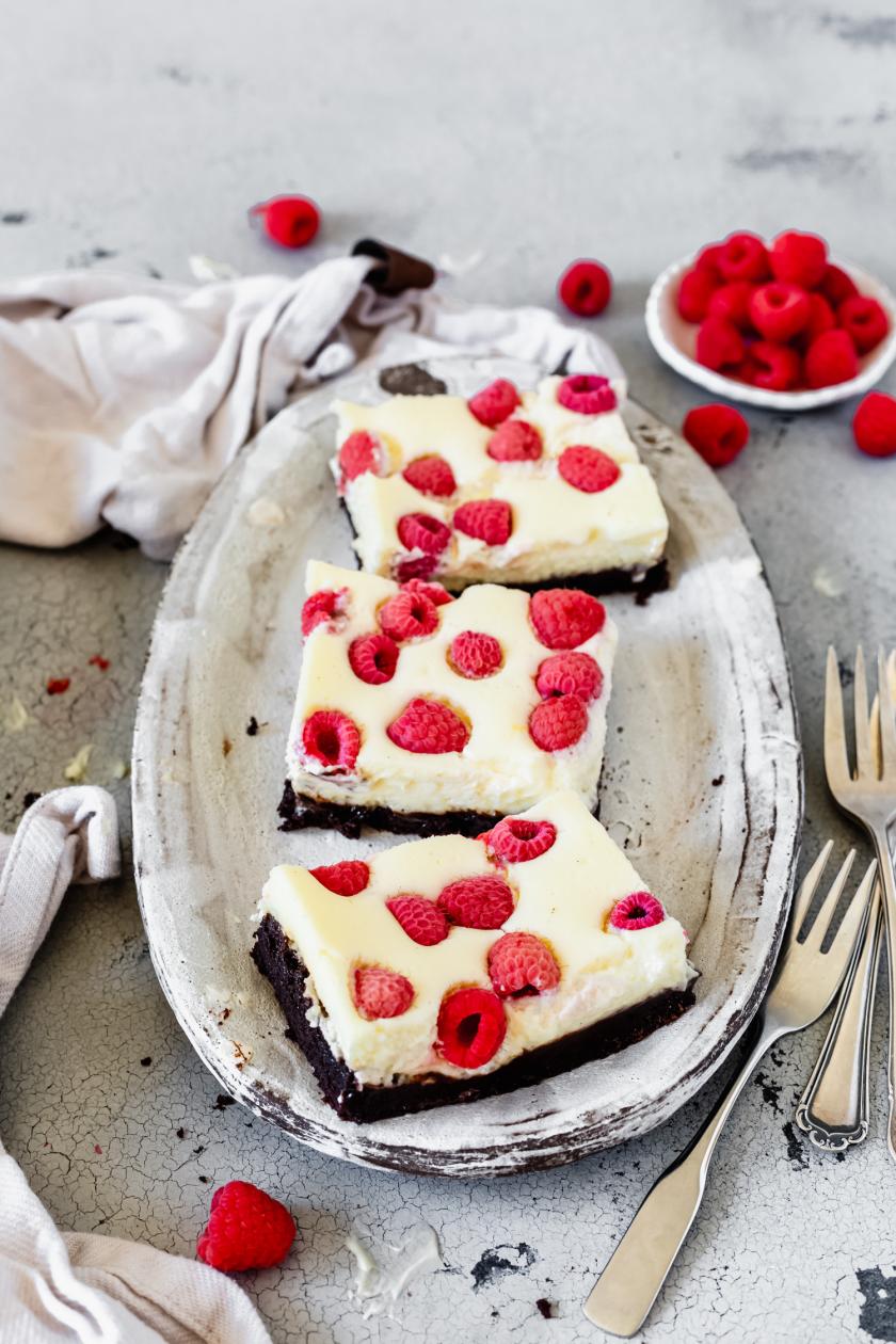 Cheesecake-Brownies mit Himbeeren | Simply Yummy