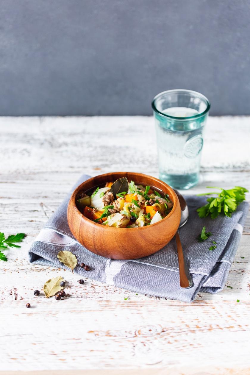 Eine Holzschale mit Chinakohleintopf gefüllt.