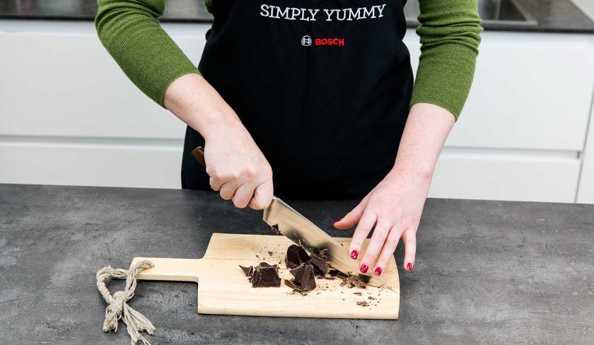 Für die Chocolate Chip Kichererbsen Blondies wird Schokolade gehackt.
