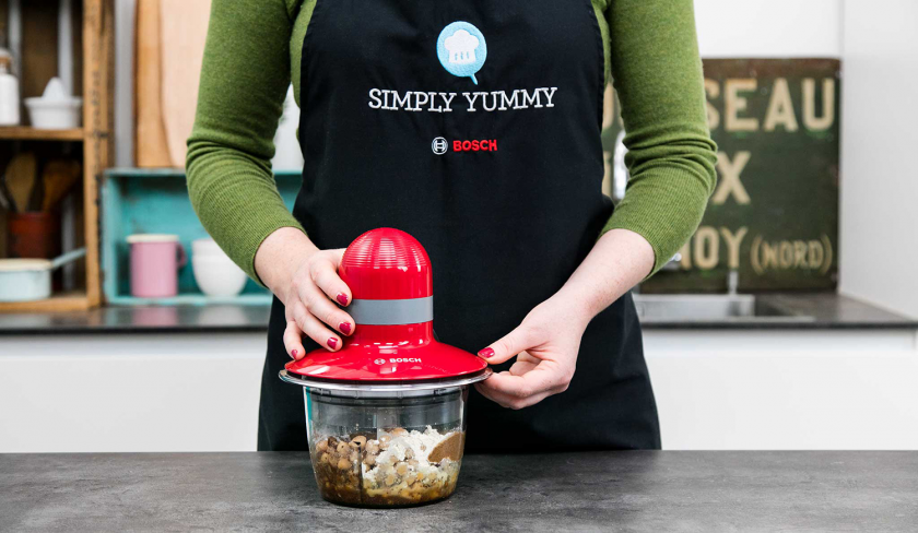 Die Zutaten für den Teig der Chocolate Chip Kichererbsen Blondies werden püriert.