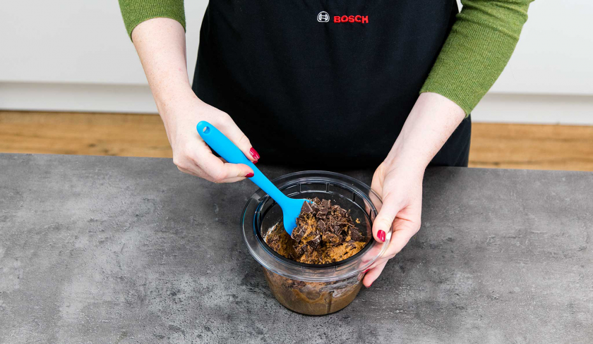 Unter den Teig für die Chocolate Chip Kichererbsen Blondies wird Schokolade gemischt.