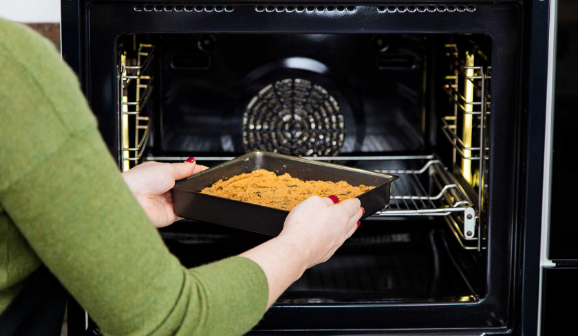 Die Chocolate Chip Kichererbsen Blondies werden in den Ofen gegeben.