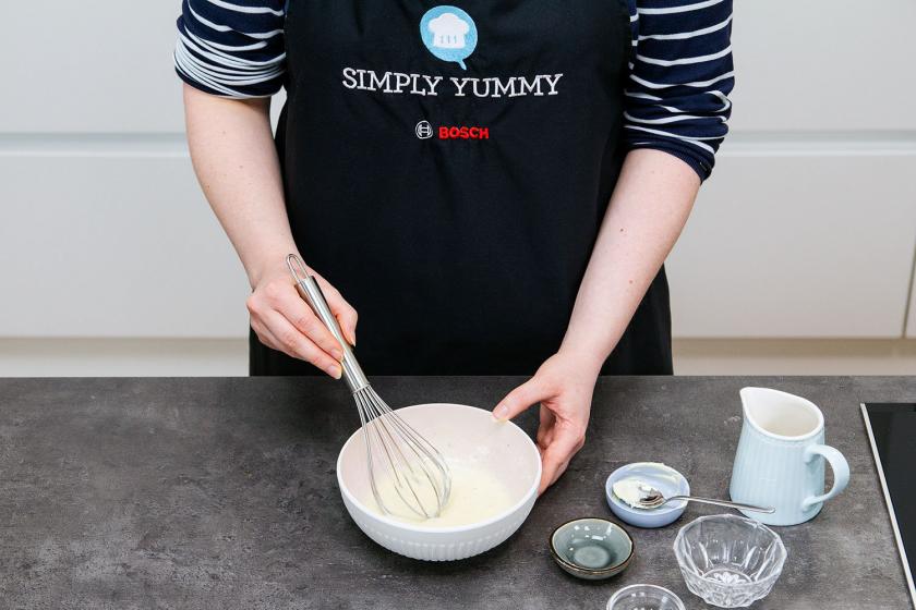 Soße für den Coleslaw anrühren.