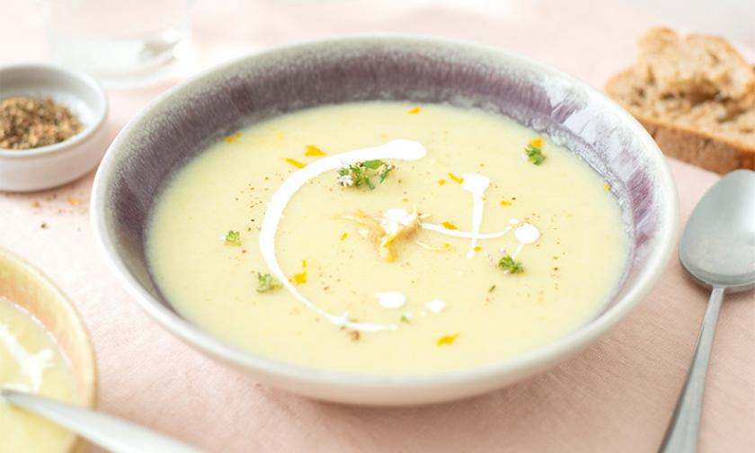 Endiviencremesuppe in einer tiefen Schale.