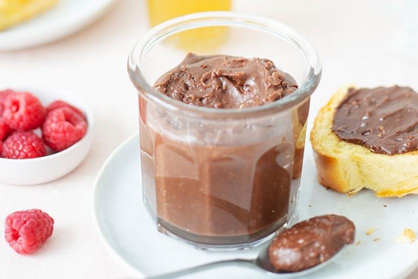 Vegane Schoko-Nuss-Creme im Glas.