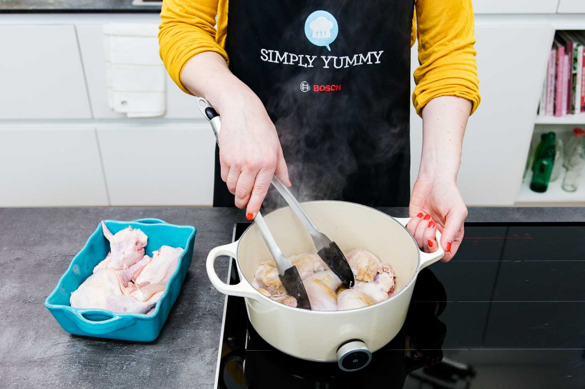 Fleisch für Coq au Vin wird in einem Topf angebraten.