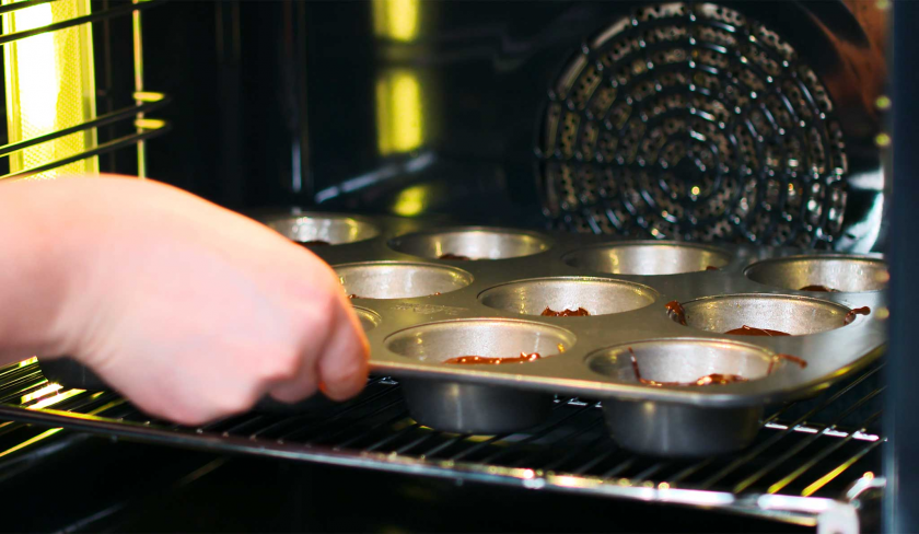 Die Crème Brulée Brownie Törtchen werden gebacken.