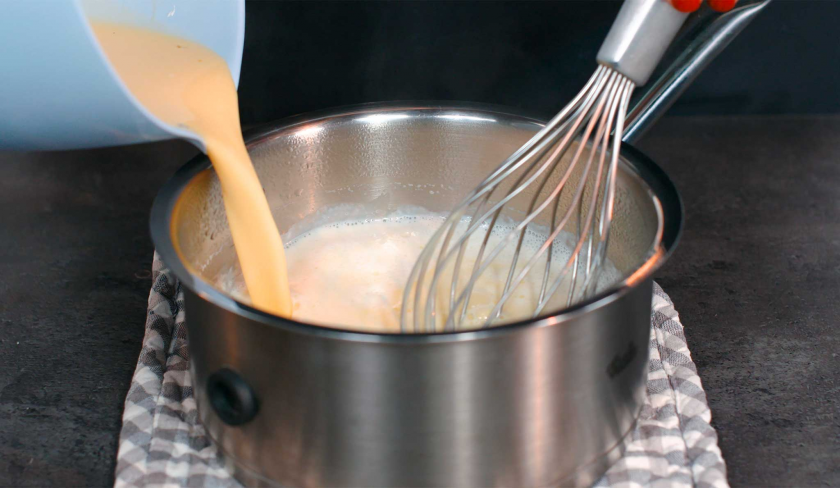 Die Creme für die Crème Brulée Brownie Törtchen wird in einem Topf zubereitet.