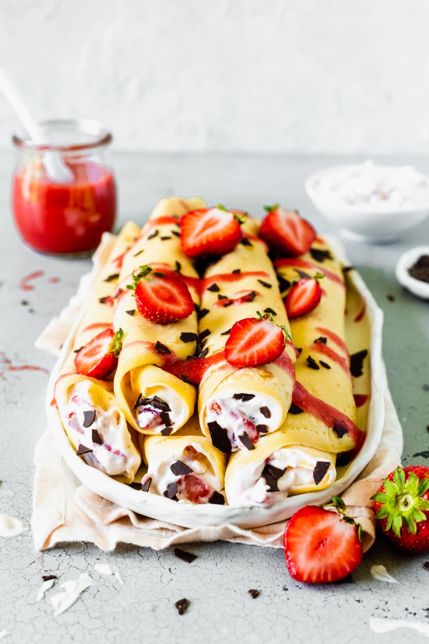 Crêpe mit Erdbeeren und Stracciatella-Füllung | Simply Yummy