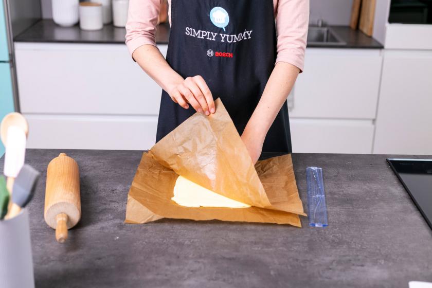 Butterplatte wird von Backpapier befreit.