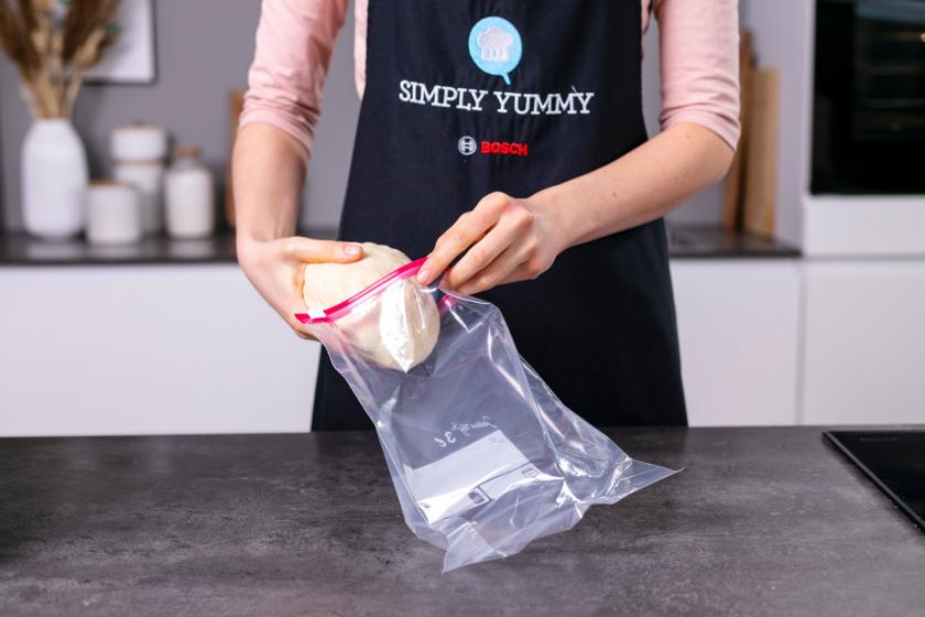 Croissant Teig wird in einen Gefrierbeutel gegeben.