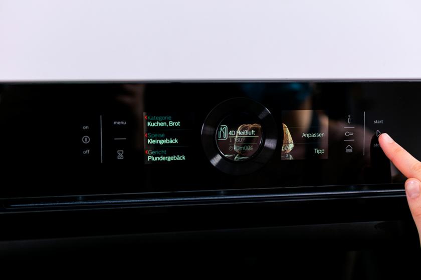 Der Backofen wird eingestellt.