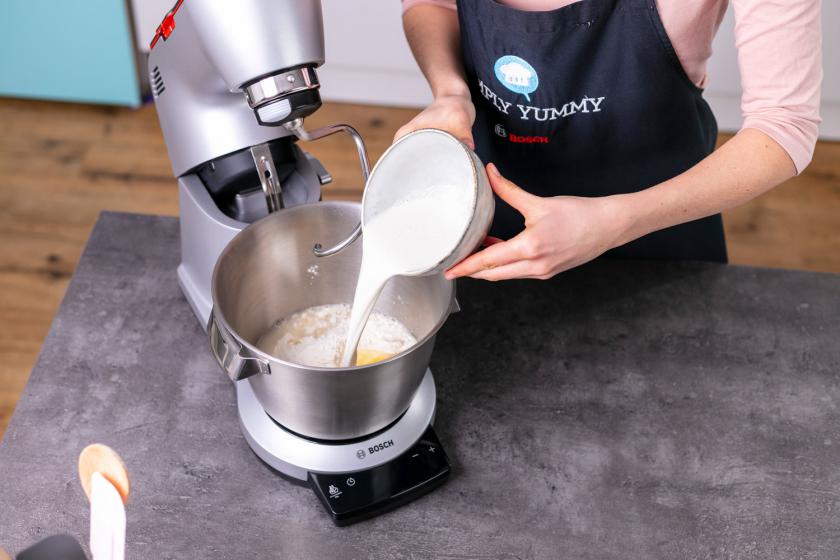 Hefewasser wird in die Rührschüssel einer Küchenmaschine gegeben.
