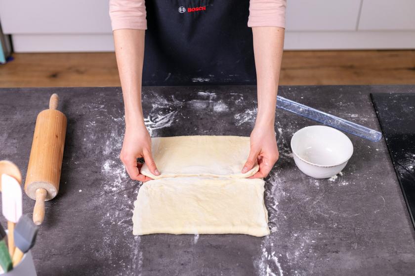 Der Croissant Teig wird für die 2. Tour gefaltet.