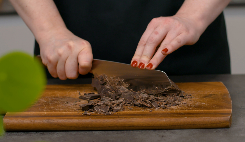 Für den Death by Chocolate wird Schokolade gehackt.