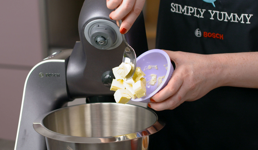Für den Teig deines Death by Chocolate wird Butter in die Rührschüssel einer Küchenmaschine gegeben.