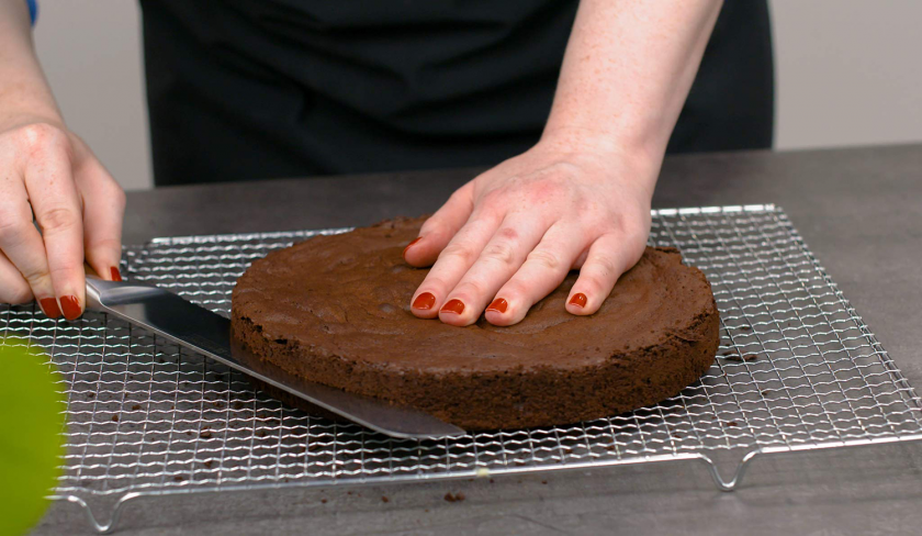Der Boden für den Death by Chocolate wird waagerecht mit einem Messer geteilt.