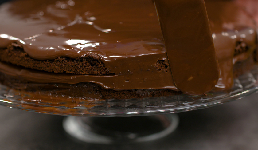 Der Death by Chocolate wird rundherum mit Ganache eingestrichen.