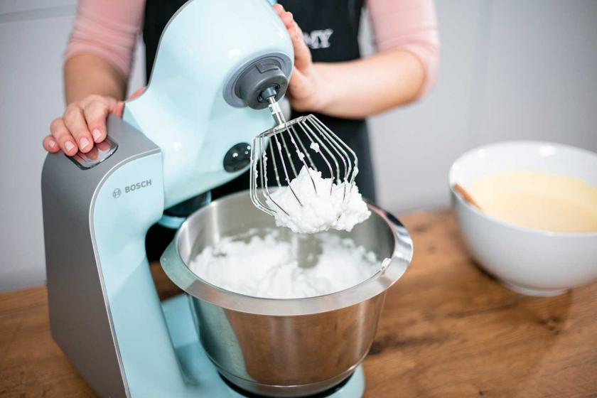 Eischnee wurde mit einer Küchenmaschine steif geschlagen.