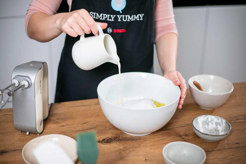 Sahne wird zur Quarkmasse in einer Schüssel gegeben.