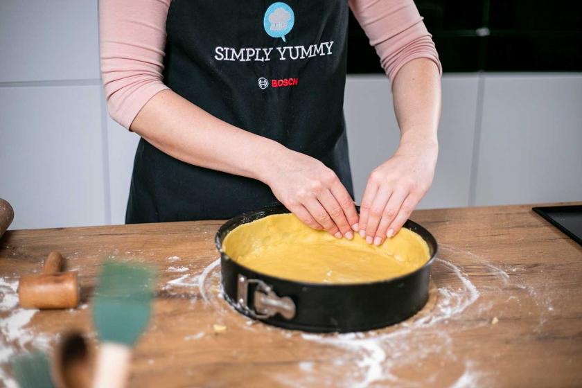 Teig wird in die Form eingepasst.