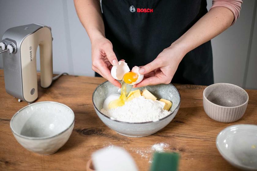 Ei wird zu restlichen Zutaten in eine Schüssel gegeben.