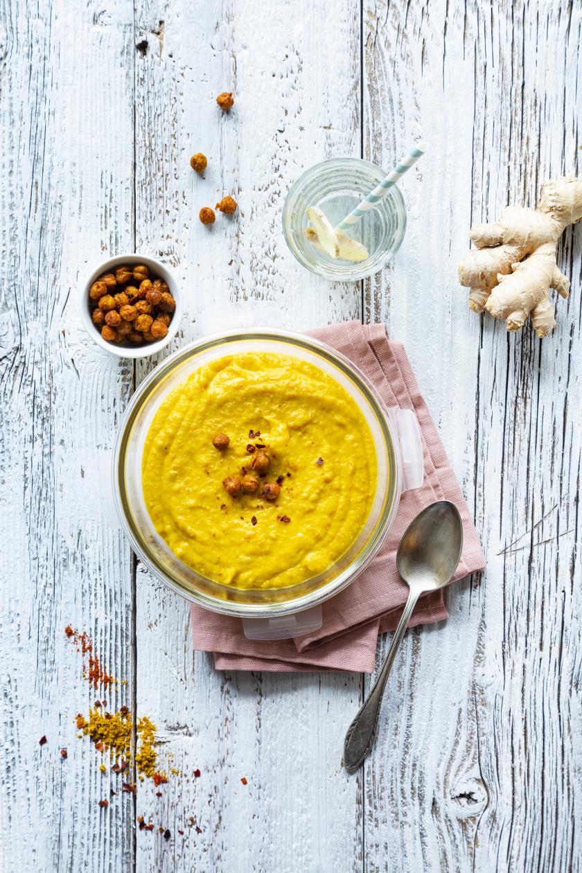 Karotten-Kokos-Suppe Meal Prep vegan in einer Schüssel mit gerösteten Kichererbsen obendrauf.