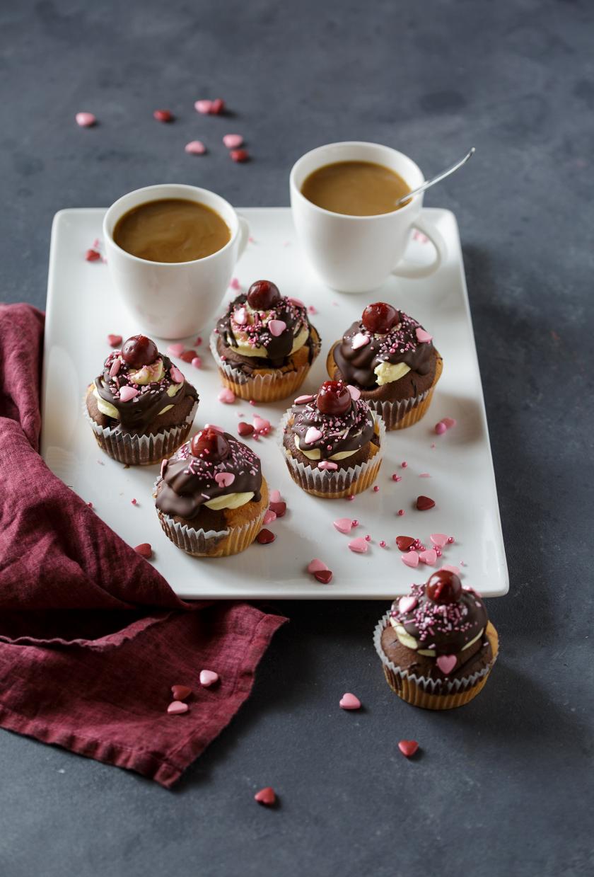 Mehrere Donauwellen-Muffins auf einem Tisch.