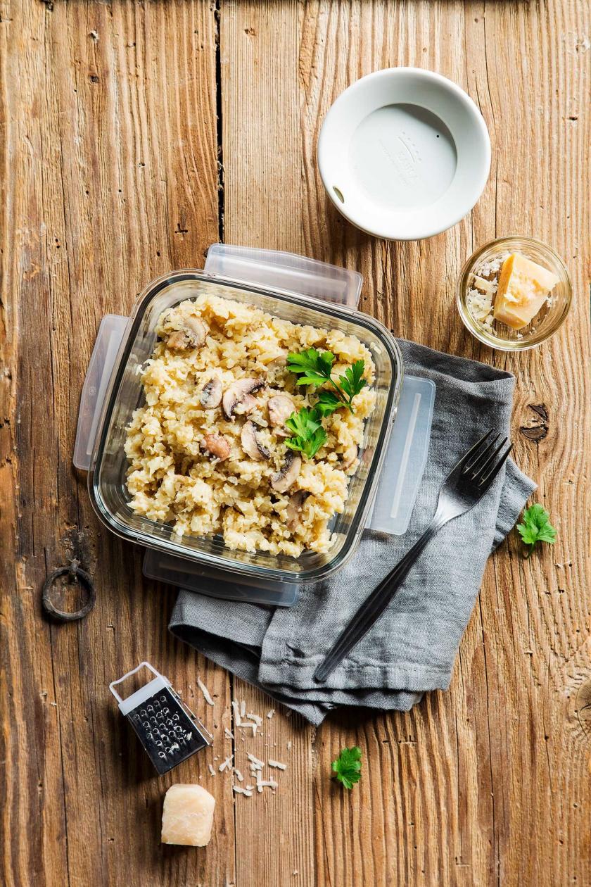 Blumenrohl-Risotto Meal Prep Low Carb in einer Dose auf einem Tisch.