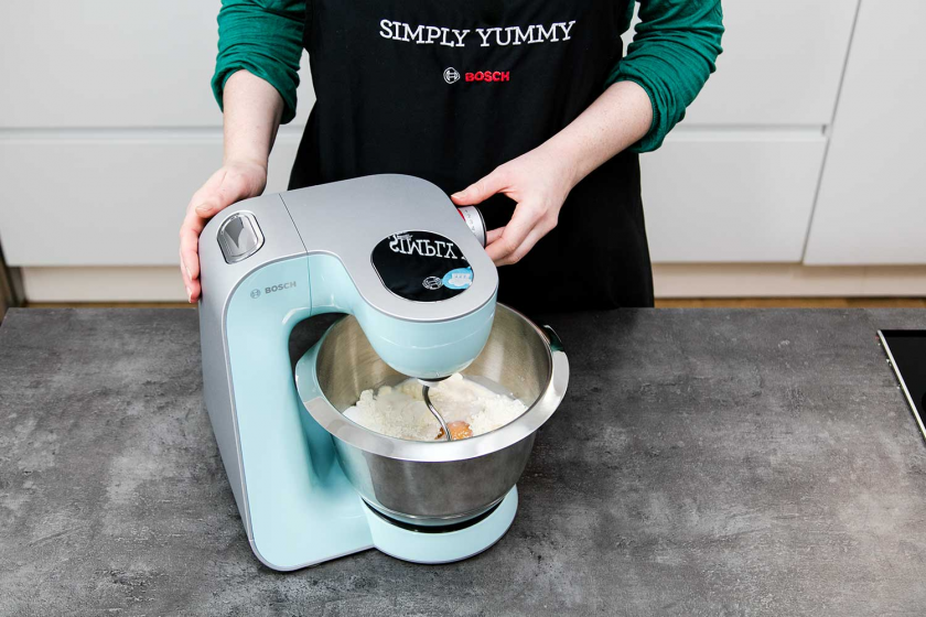 Der Teig für die Donuts wird in einer Küchenmaschine geknetet.